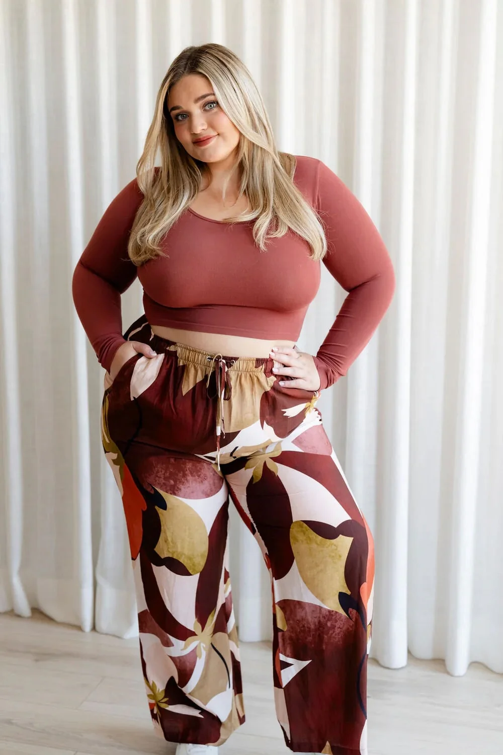 Pantalon maternité jambe large - Motif bourgogne - Rose Maternité (LDP) – Image 6